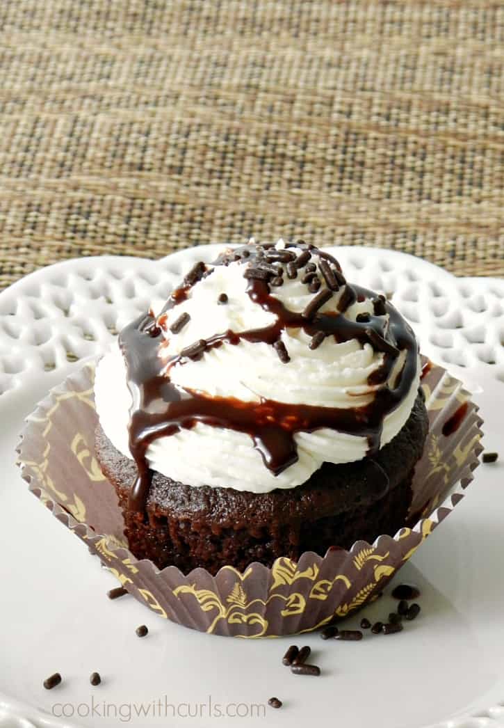 Moist and delicious Cafe Mocha Cupcakes topped with buttercream frosting, chocolate drizzle and sprinkles! cookingwithcurls.com